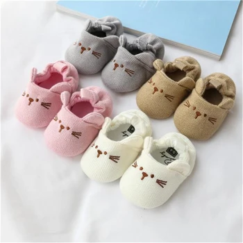 Тапочки для малышей, Вязаная обувь для кроватки для маленьких мальчиков и девочек, милые мультяшные тапочки с изображением мыши Панды, противоскользящие детские тапочки